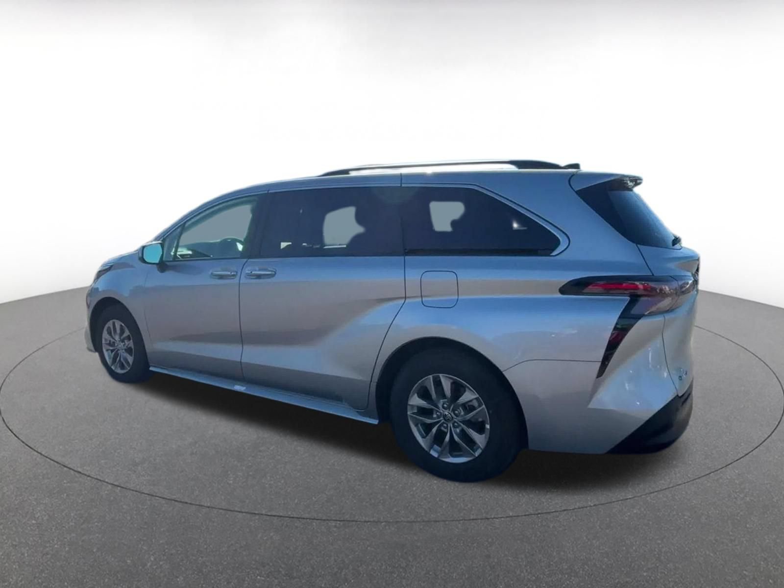 Used 2025 Toyota Sienna XLE FWD image 9
