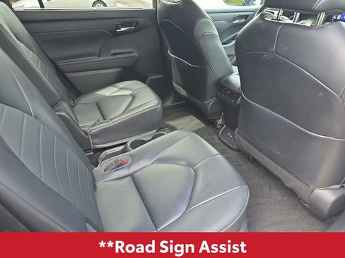 Used 2023 Toyota Highlander XLE AWD/4WD image 16