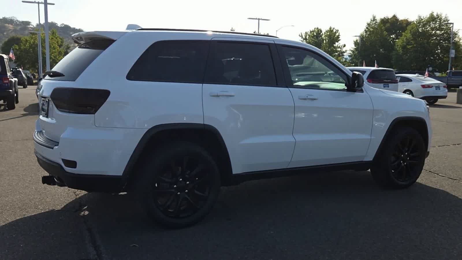 Used 2018 Jeep Grand Cherokee Altitude AWD/4WD image 8