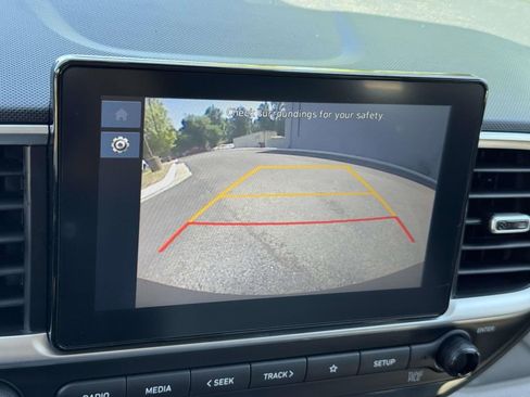 Used 2025 Hyundai Venue SEL FWD image 4
