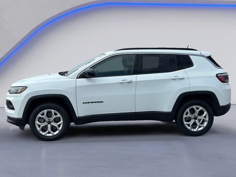 Used 2025 Jeep Compass Latitude AWD/4WD image 2