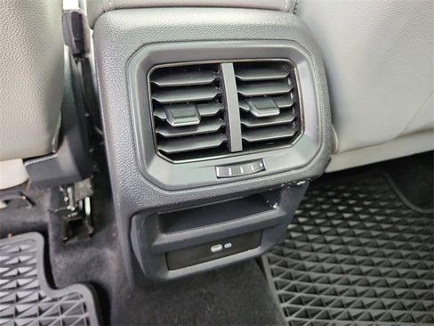 Certified 2022 Volkswagen Taos SE w/ Panoramic Sunroof Package image 11