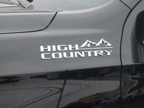 Used 2025 Chevrolet Suburban High Country AWD/4WD image 4