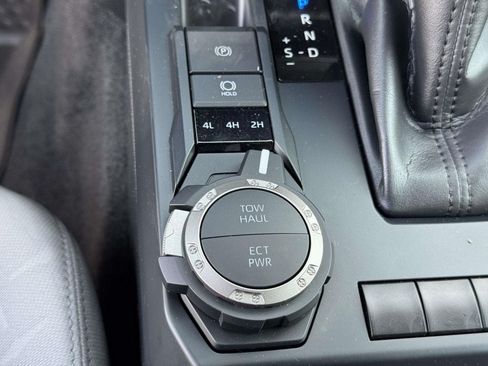 Used 2024 Toyota Tacoma SR5 AWD/4WD image 9