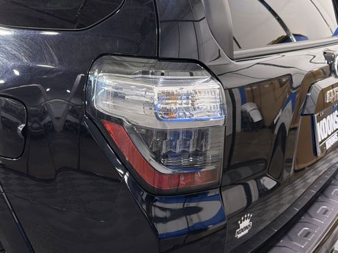 Used 2022 Toyota 4Runner SR5 AWD/4WD image 17