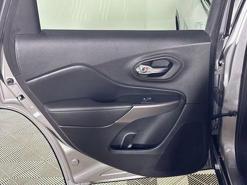 Used 2019 Jeep Cherokee Latitude Plus w/ Cold Weather Group image 18