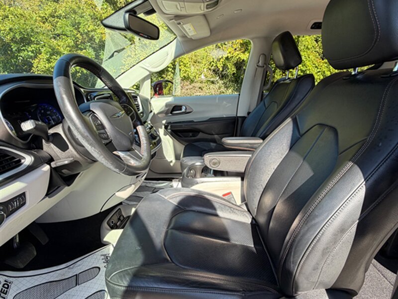 Used 2020 Chrysler Pacifica Touring-L FWD image 18