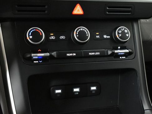 Certified 2024 Kia Carnival LX image 19