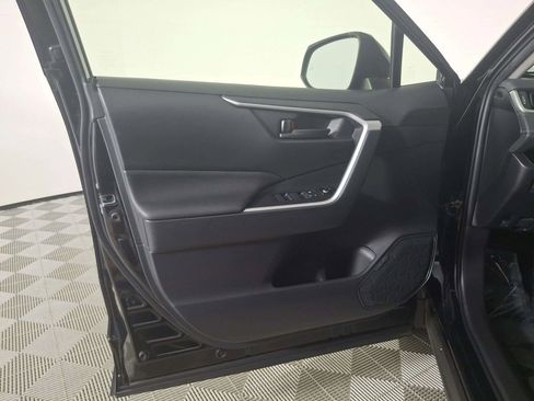 Used 2021 Toyota RAV4 LE image 9