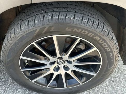 Used 2017 Toyota Highlander SE FWD image 12