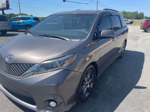 Used 2016 Toyota Sienna SE Premium image 11