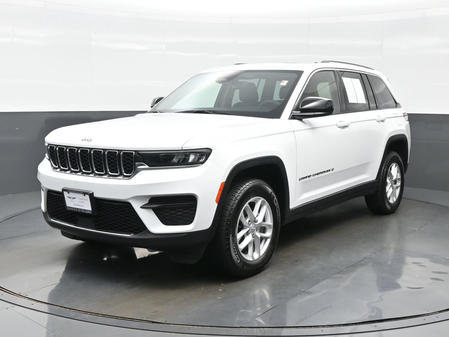 Used 2023 Jeep Grand Cherokee Laredo X AWD/4WD image 2