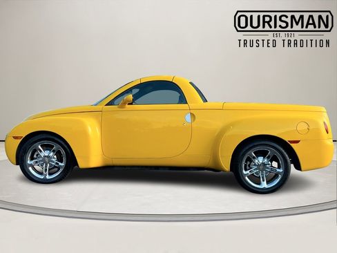 Used 2005 Chevrolet SSR w/ Preferred Equipment Group image 3