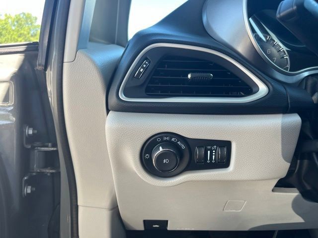 Used 2022 Chrysler Pacifica Touring-L FWD image 20