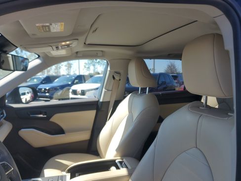 Used 2021 Toyota Highlander XLE image 23