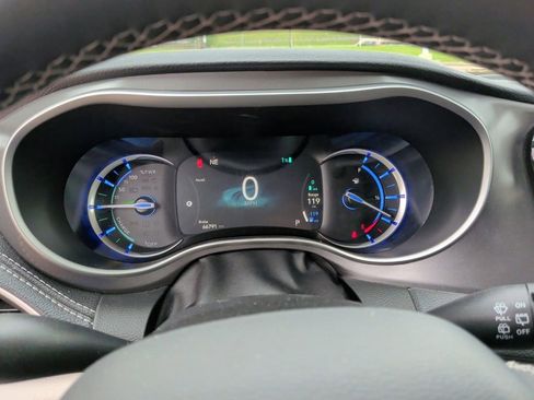 Used 2024 Chrysler Pacifica Limited FWD image 19
