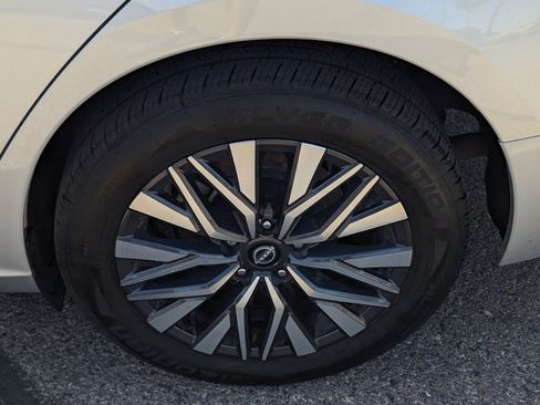 Used 2024 Nissan Altima 2.5 SV FWD image 7