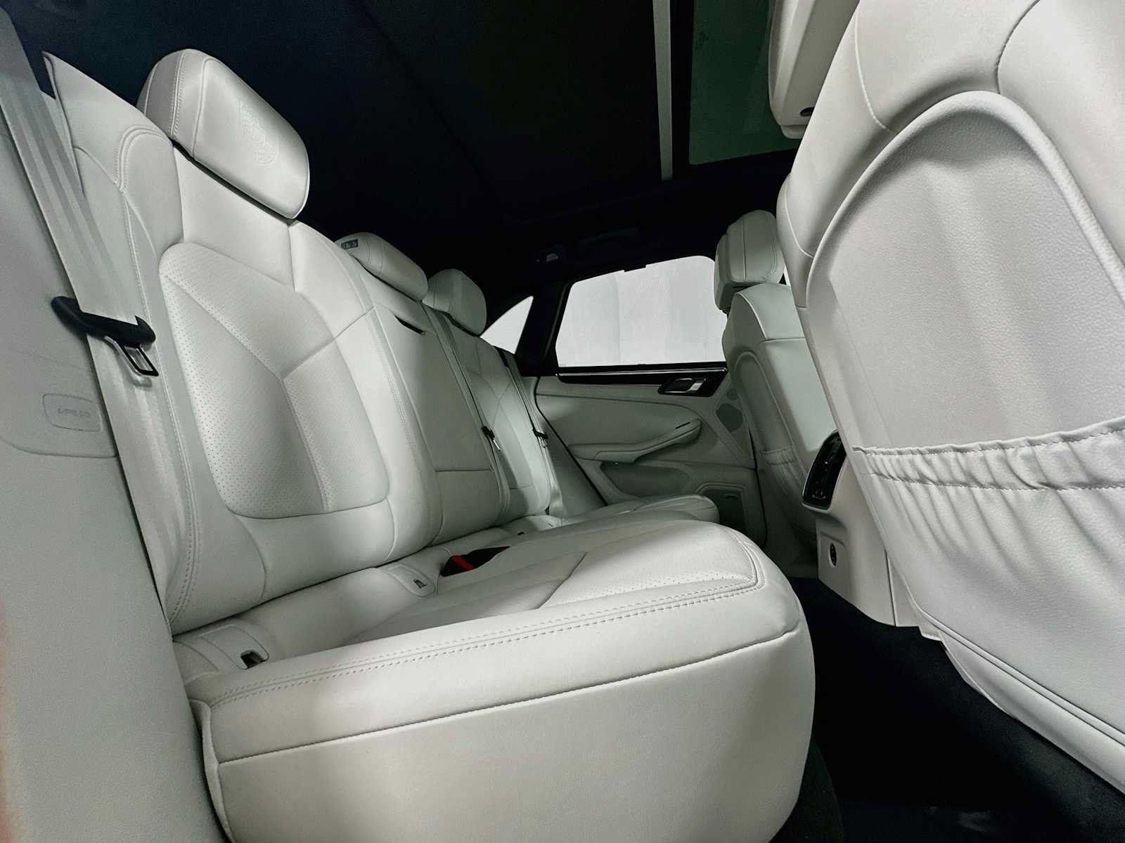 Certified 2025 Porsche Macan AWD/4WD image 28