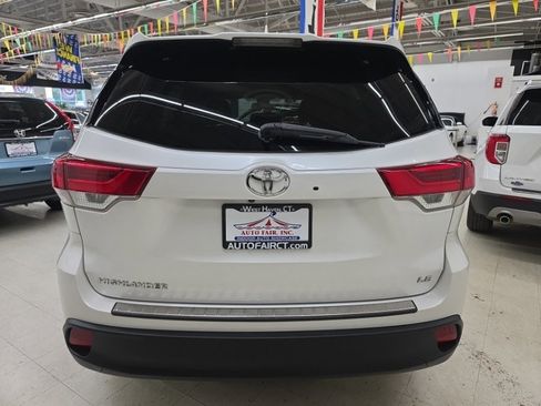 Used 2017 Toyota Highlander Plus FWD image 5