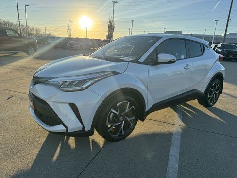 Used 2022 Toyota C-HR XLE image 3