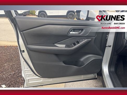 Used 2024 Nissan Rogue SV image 8