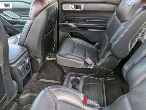 Used 2020 Ford Explorer Platinum w/ Premium Technology Package image 28
