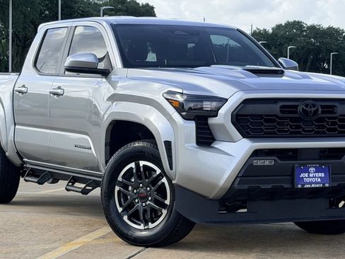 Used 2025 Toyota Tacoma TRD Sport RWD image 2