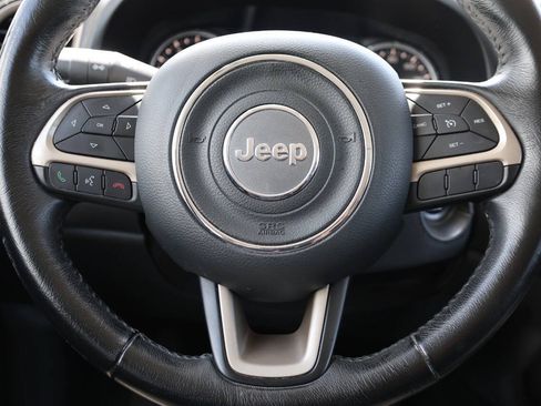 Used 2017 Jeep Renegade Latitude FWD image 18