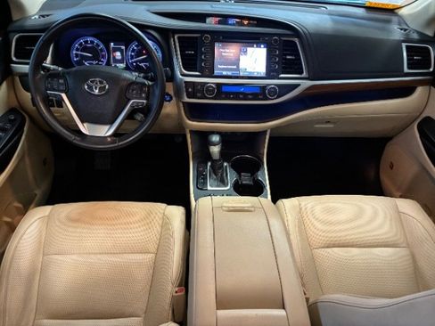Used 2018 Toyota Highlander Limited image 3