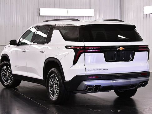 Used 2025 Chevrolet Traverse LT image 5