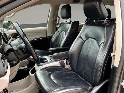 Used 2018 Chrysler Pacifica Touring-L Plus FWD image 21