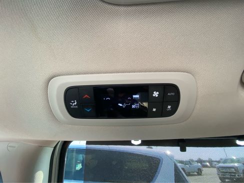 Used 2024 Chrysler Pacifica Touring-L FWD image 21