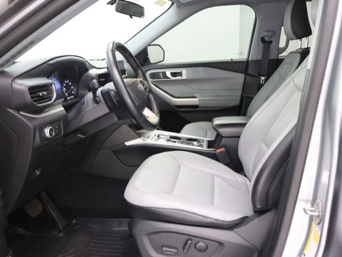 Used 2021 Ford Explorer XLT w/ Equipment Group 202A AWD/4WD image 7