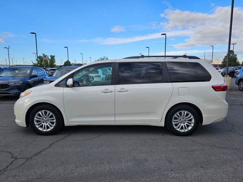 Used 2017 Toyota Sienna XLE w/ XLE Navigation Package FWD image 9