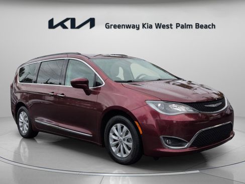 Used 2017 Chrysler Pacifica Touring-L image 1