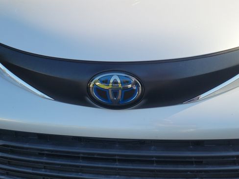 Used 2023 Toyota Sienna XLE FWD image 12