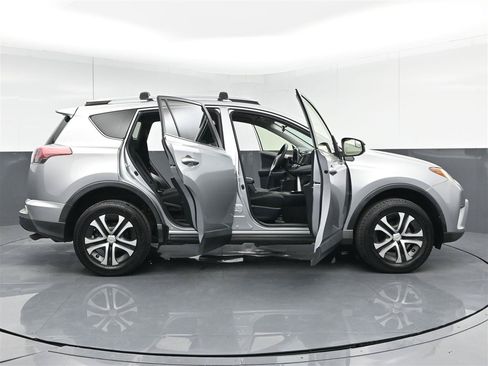Used 2018 Toyota RAV4 LE FWD image 30