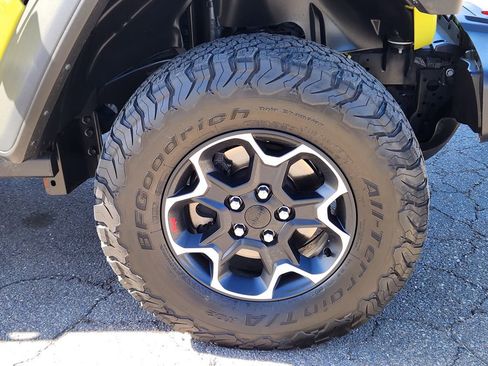 Used 2023 Jeep Wrangler Unlimited Rubicon w/ Cold Weather Group AWD/4WD image 13