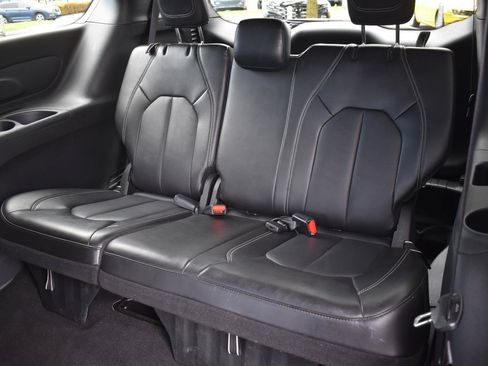 Used 2025 Chrysler Pacifica Select FWD image 19