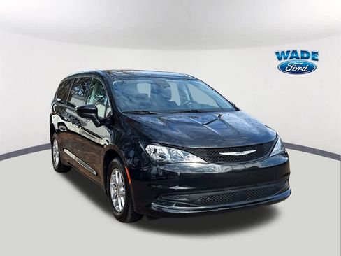 Used 2023 Chrysler Voyager LX image 3