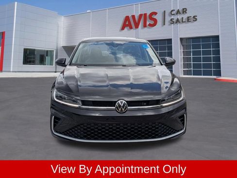 Used 2025 Volkswagen Jetta SE FWD image 2