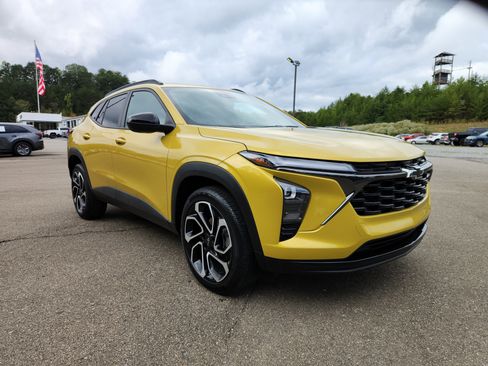 Used 2024 Chevrolet Trax RS w/ Sunroof Package image 11