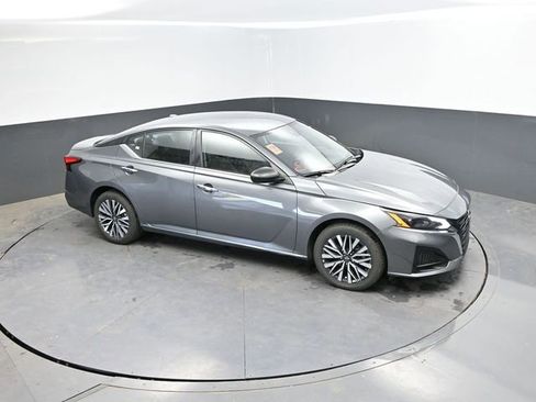 Used 2024 Nissan Altima 2.5 SV AWD/4WD image 34