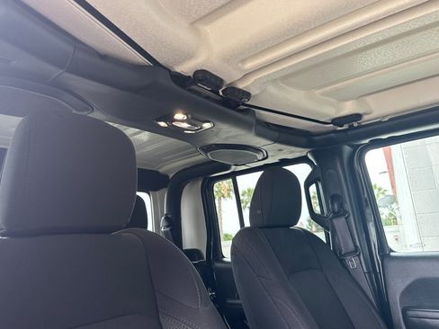 Used 2023 Jeep Gladiator Sport image 15