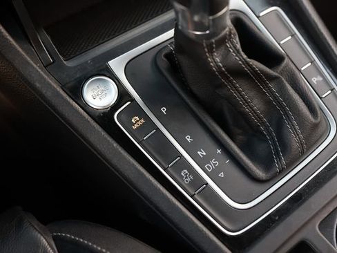 Used 2015 Volkswagen Golf R 4-Door image 41