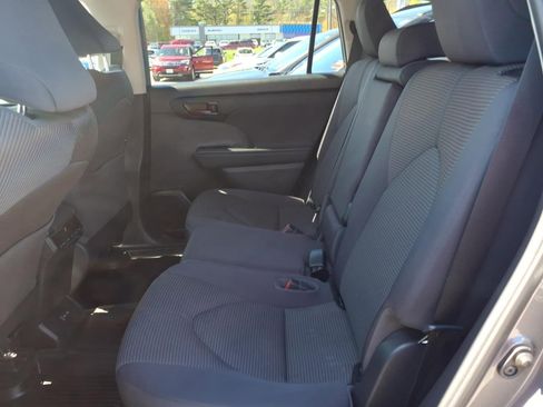 Used 2022 Toyota Highlander LE AWD/4WD image 8