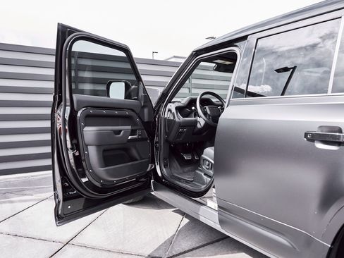 Used 2025 Land Rover Defender 110 V8 image 34