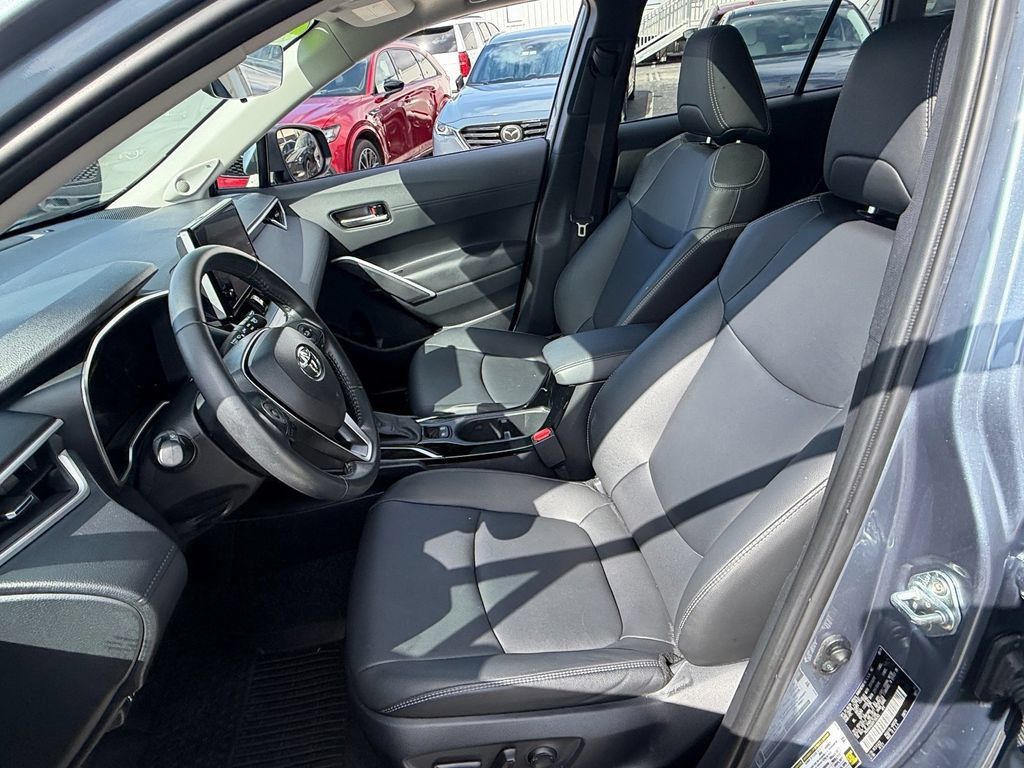 Used 2024 Toyota Corolla Cross XLE w/ Convenience Package FWD image 10