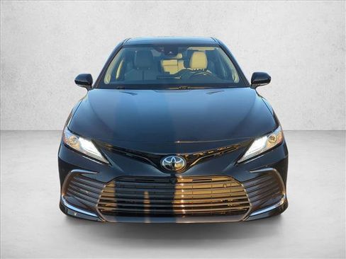 Used 2022 Toyota Camry XLE image 2