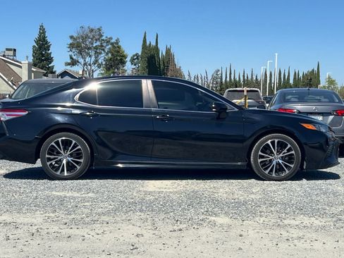 Used 2020 Toyota Camry SE w/ Carpet Mat Package FWD image 9